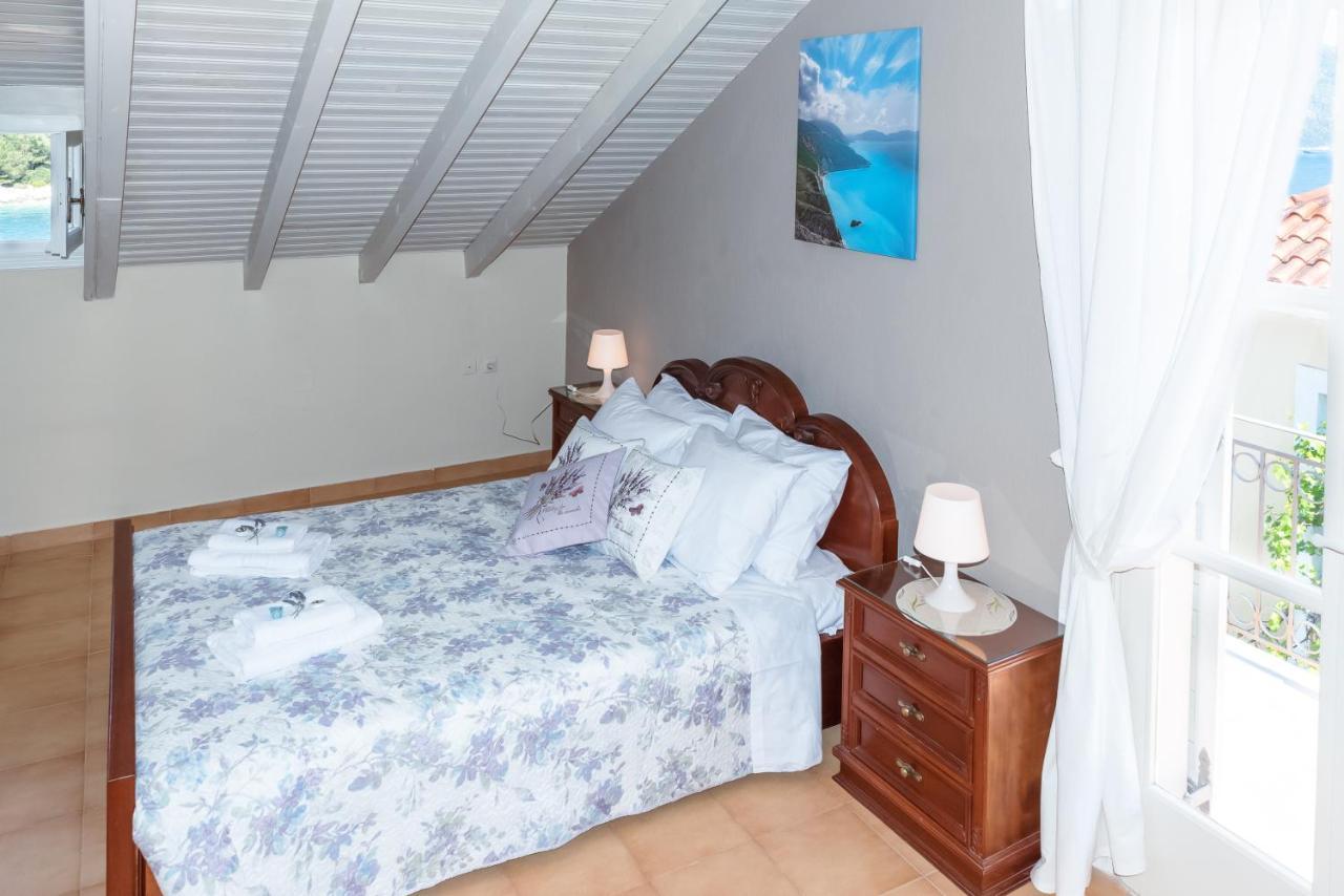 Captain's Quarters At Fiscardo Waterfront-feel The Breeze Apartment