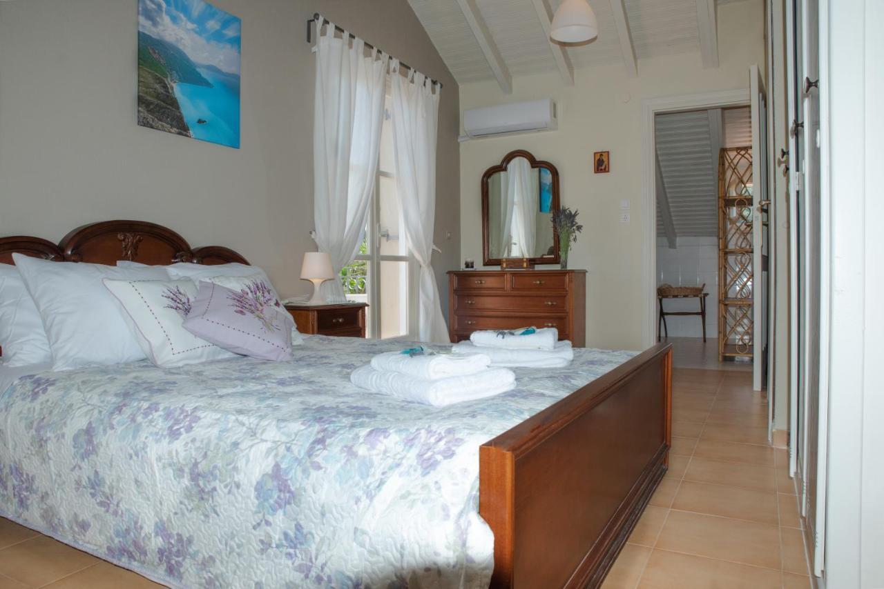 Captain's Quarters At Fiscardo Waterfront-feel The Breeze Apartment